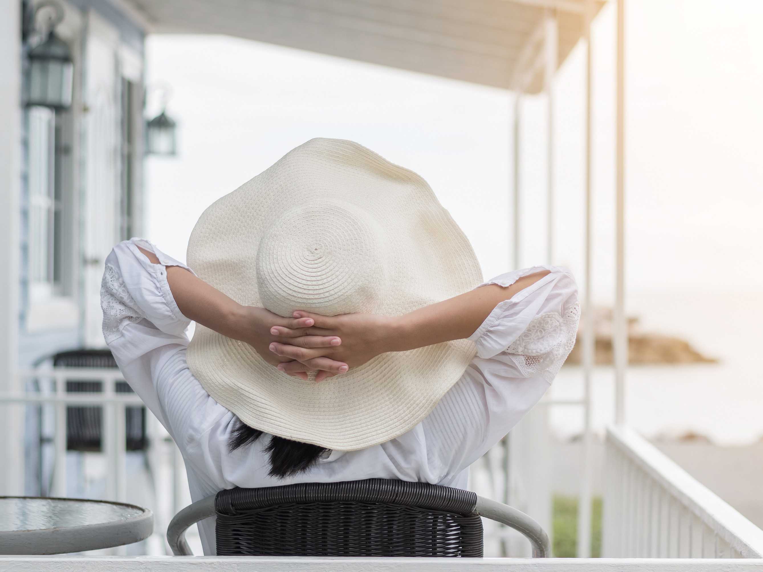 Woman in big hat